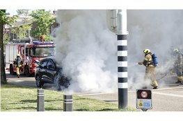 Caravan gered bij autobrand tijdens rijden in Den Helder