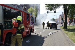 Caravan gered bij autobrand tijdens rijden in Den Helder