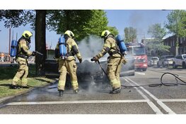 Caravan gered bij autobrand tijdens rijden in Den Helder