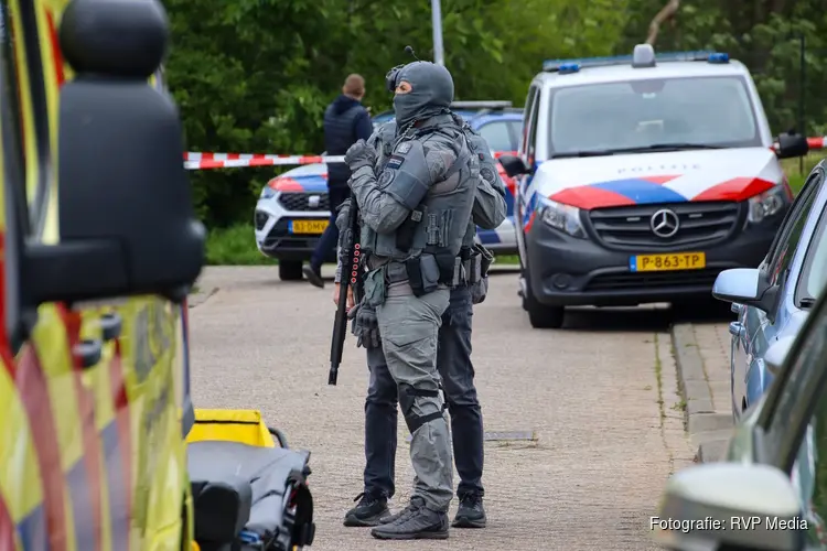 Man aangehouden en gereanimeerd bij inval in Den Helder