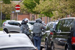 Man aangehouden en gereanimeerd bij inval in Den Helder