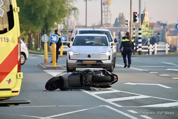 Auto en scooter betrokken bij ongeval in Binnenhaven Den Helder