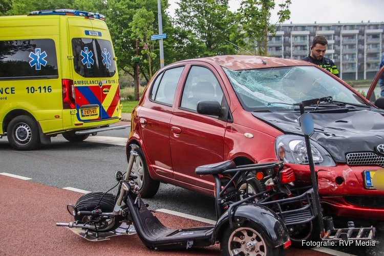 Zwaargewonde bij ongeval tussen driewielscooter en auto in Den Helder