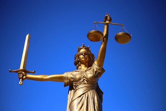 Vrouw veroordeeld voor maken en verspreiden naaktfoto’s dochter