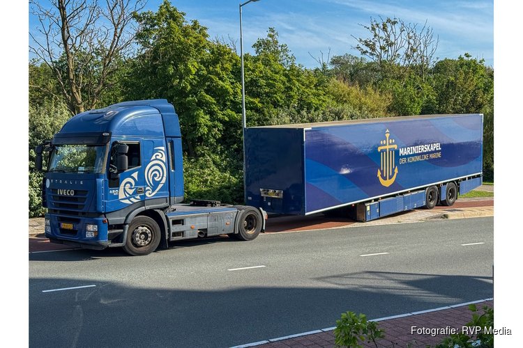 Vrachtwagen van Marinekapel verliest trailer in Den Helder