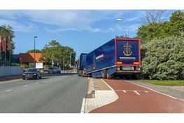 Vrachtwagen van Marinekapel verliest trailer in Den Helder