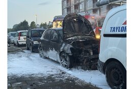 Taxichauffeur ziet verdachte wegrennen bij autobrand in Den Helder