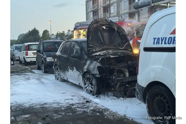 Taxichauffeur ziet verdachte wegrennen bij autobrand in Den Helder