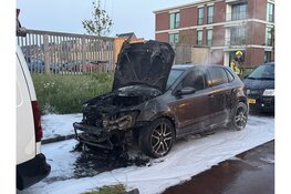 Taxichauffeur ziet verdachte wegrennen bij autobrand in Den Helder