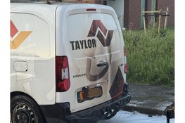 Taxichauffeur ziet verdachte wegrennen bij autobrand in Den Helder