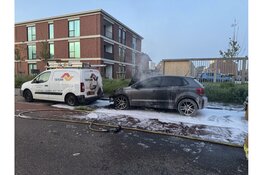 Taxichauffeur ziet verdachte wegrennen bij autobrand in Den Helder