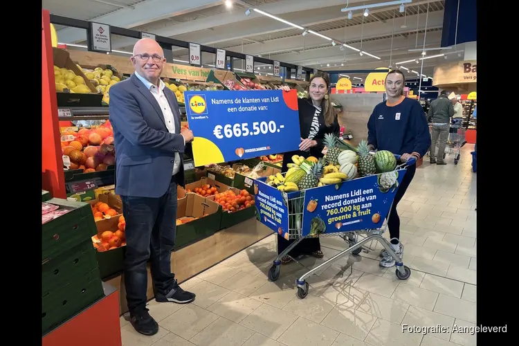 Femke Kok overhandigt namens Lidl recorddonatie aan Voedselbanken Nederland: 760.000 kg verse groente en fruit