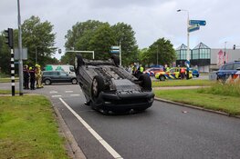 Auto vliegt over de kop na ongeval op kruising in Den Helder