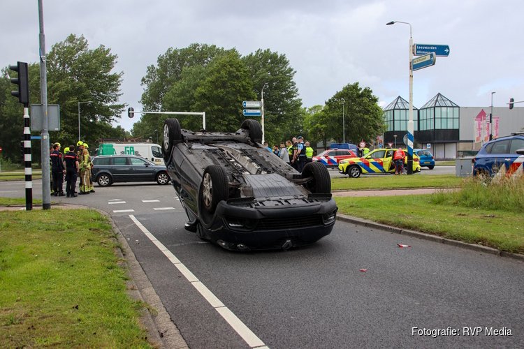 Auto vliegt over de kop na ongeval op kruising in Den Helder
