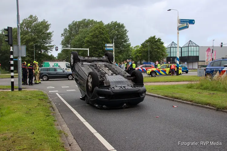 Auto vliegt over de kop na ongeval op kruising in Den Helder