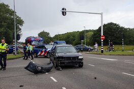 Auto vliegt over de kop na ongeval op kruising in Den Helder