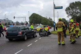 Auto vliegt over de kop na ongeval op kruising in Den Helder