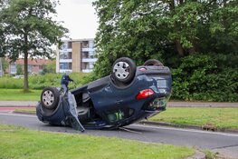 Auto vliegt over de kop na ongeval op kruising in Den Helder