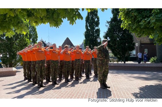 VeVa-studenten marcheren van marinekazerne naar Willemsoord als eerbetoon aan veteranen
