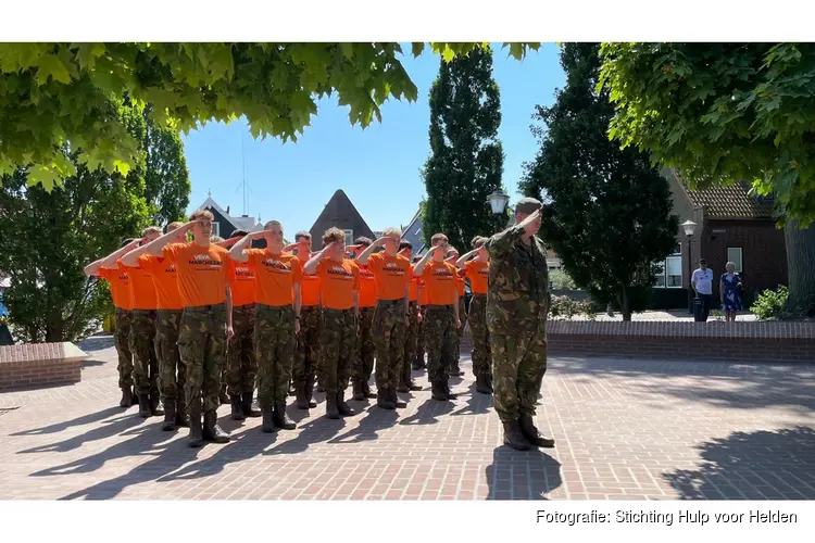 VeVa-studenten marcheren van marinekazerne naar Willemsoord als eerbetoon aan veteranen