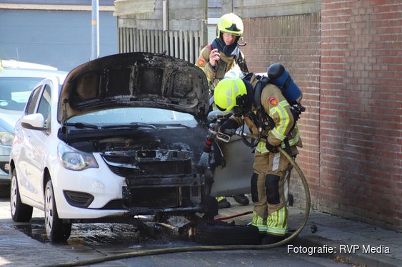 Auto op krik brandt uit in Den Helder, buurtbewoners blussen vuur