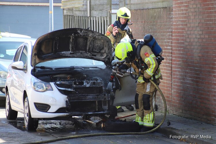 Auto op krik brandt uit in Den Helder, buurtbewoners blussen vuur