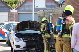 Auto op krik brandt uit in Den Helder, buurtbewoners blussen vuur
