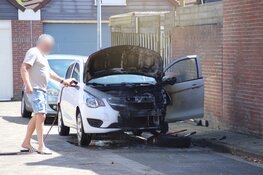 Auto op krik brandt uit in Den Helder, buurtbewoners blussen vuur