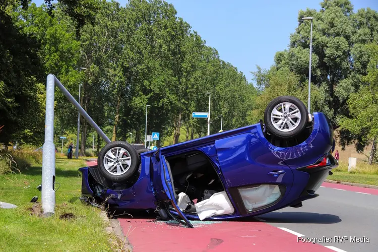 Hagelnieuwe auto vliegt over de kop na botsing tegen lantaarnpaal in Den Helder