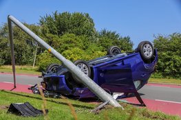 Hagelnieuwe auto vliegt over de kop na botsing tegen lantaarnpaal in Den Helder