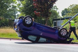 Hagelnieuwe auto vliegt over de kop na botsing tegen lantaarnpaal in Den Helder