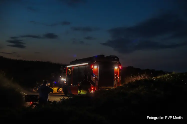 Duinbrand aan Tapuitenpad in Den Helder snel onder controle, politie onderzoekt mogelijke brandstichting