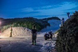 Duinbrand aan Tapuitenpad in Den Helder snel onder controle, politie onderzoekt mogelijke brandstichting