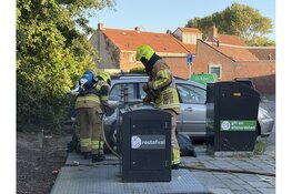 Brandweer blust containerbrand aan Basstraat in Den Helder
