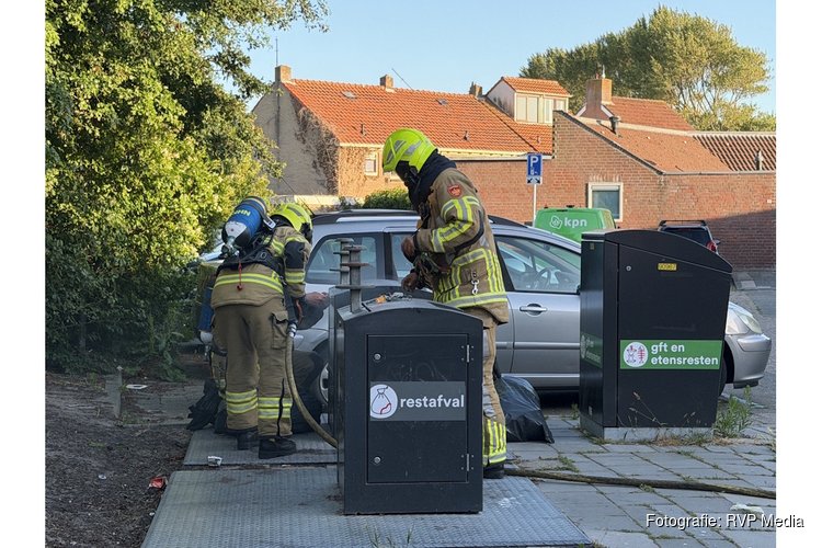 Brandweer blust containerbrand aan Basstraat in Den Helder