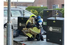 Brandweer blust containerbrand aan Basstraat in Den Helder