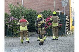 Brandweer blust containerbrand aan Basstraat in Den Helder