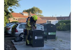 Brandweer blust containerbrand aan Basstraat in Den Helder