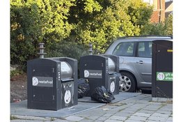 Brandweer blust containerbrand aan Basstraat in Den Helder