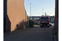 Brandweer blust containerbrand aan Basstraat in Den Helder
