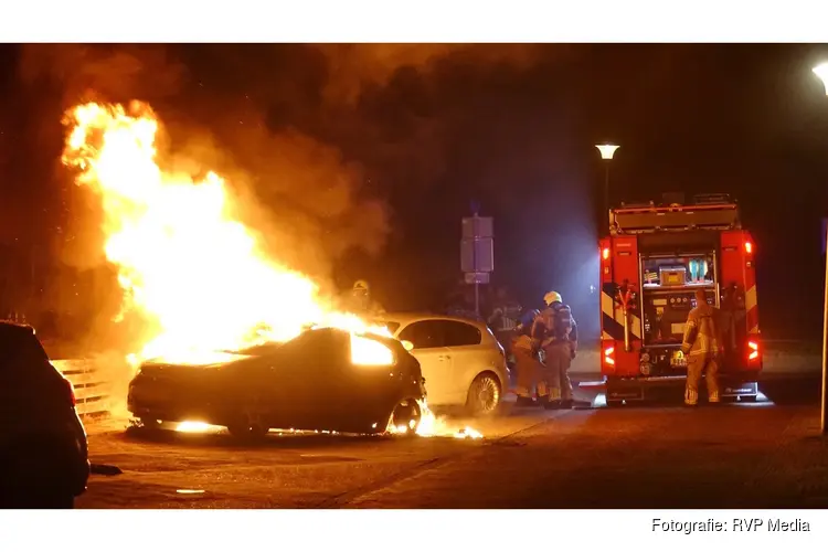 Twee auto's zwaar beschadigd na autobrand in Den Helder