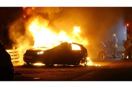 Twee auto's zwaar beschadigd na autobrand in Den Helder