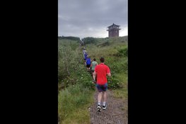 Bestorm alle trappen van de Helderse Zeedijk tijdens de Stormloop