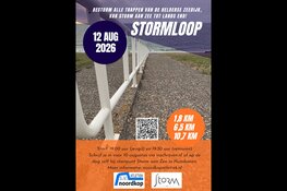 Bestorm alle trappen van de Helderse Zeedijk tijdens de Stormloop