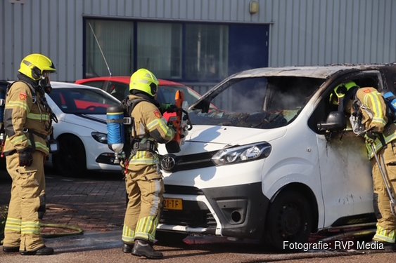 Bestelbus volledig uitgebrand aan de Breeuwersweg in Den Helder