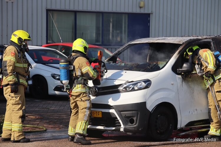 Bestelbus volledig uitgebrand aan de Breeuwersweg in Den Helder