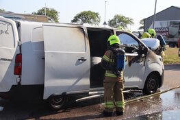 Bestelbus volledig uitgebrand aan de Breeuwersweg in Den Helder