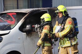 Bestelbus volledig uitgebrand aan de Breeuwersweg in Den Helder