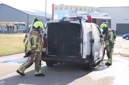 Bestelbus volledig uitgebrand aan de Breeuwersweg in Den Helder