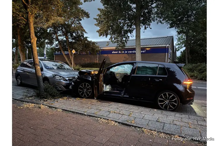 Auto botst op geparkeerde wagen in Den Helder; politie onderzoekt toedracht